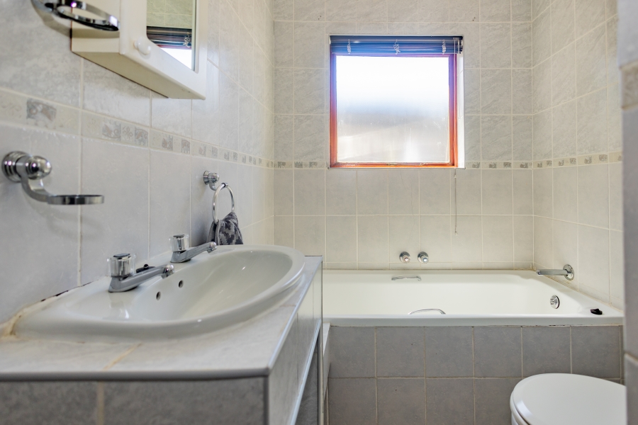 6 Bedroom Property for Sale in Uitzicht Western Cape